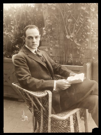 Howard Estabrook在花园里，1915-16（银色明胶印刷） 作者 Byron Company