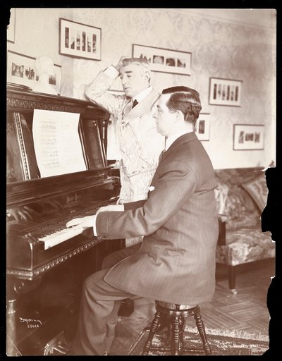 Kyrle Bellew和朋友在Bellew&39;s Home的钢琴上，1908年（银色明胶印刷品） 作者 Byron Company