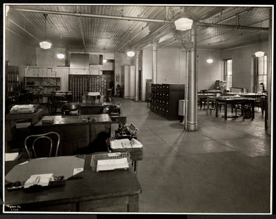 位于纽约东哈莱姆市东129街东111号Carolyn洗衣店的主办公室，1929年（银色明胶印刷） 作者 拜伦公司