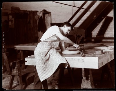 男人在Hardman，Peck und Co.钢琴厂工作，纽约，1907年（银色明胶印刷） 作者 Byron Company