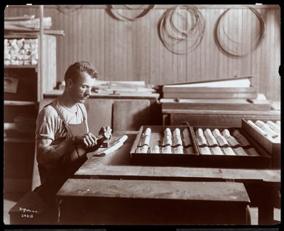 男人在Hardman，Peck und Co.钢琴厂工作，纽约，1907年（银色明胶印刷） 作者 Byron Company