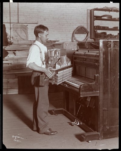 男人在Hardman，Peck und Co.钢琴厂工作，纽约，1907年（银色明胶印刷） 作者 Byron Company