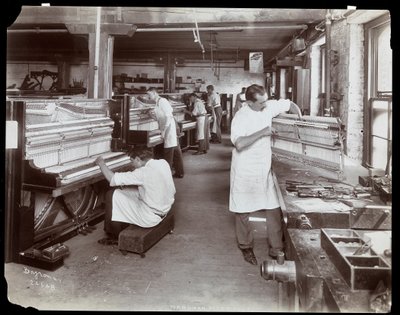 男士在Hardman，Peck und Co.钢琴厂工作，纽约，1907年（银色明胶印刷） 作者 Byron Company