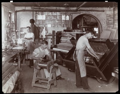 男士在Hardman，Peck und Co.钢琴厂工作，纽约，1907年（银色明胶印刷） 作者 拜伦公司
