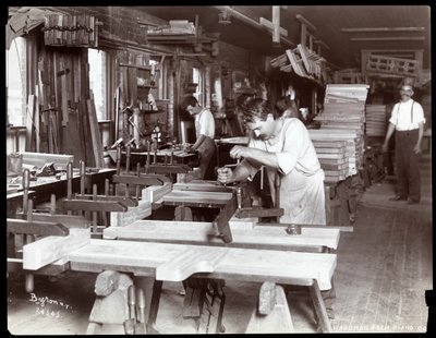 男士在Hardman，Peck und Co.钢琴厂工作，纽约，1907年（银色明胶印刷） 作者 拜伦公司