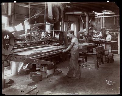 男士在Hardman，Peck und Co.钢琴厂工作，纽约，1907年（银色明胶印刷） 作者 拜伦公司