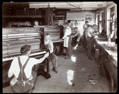 男士在Hardman，Peck und Co.钢琴厂工作，纽约，1907年（银色明胶印刷） 作者 拜伦公司