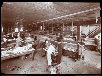 男子在哈灵顿钢琴有限公司工厂工作，1907年（银色明胶印刷） 作者 拜伦公司