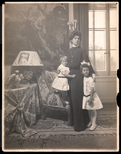 Clarence Mackay夫人和她的孩子们在1905年长岛海港山（铂金印刷） 作者 Byron Company