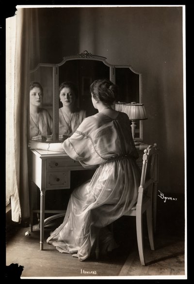 Jobyna Howland的肖像坐在她的梳妆台，1908-9（银色明胶打印） 作者 Byron Company