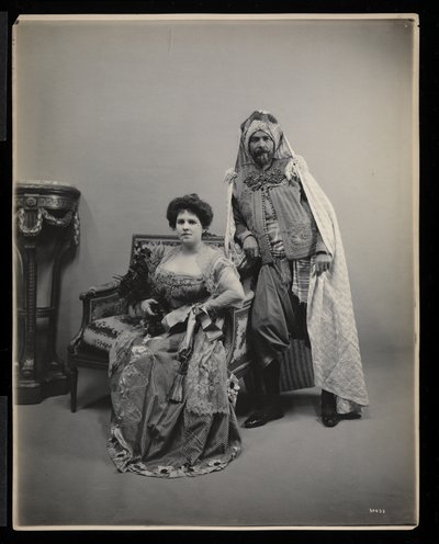 1905年1月31日，纽约James Hazen海德球的身份不明的男人和女人的肖像（银色明胶印刷） 作者 Byron Company