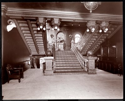 公园大道酒店的楼梯，1901年或1902年（银色明胶印刷） 作者 拜伦公司