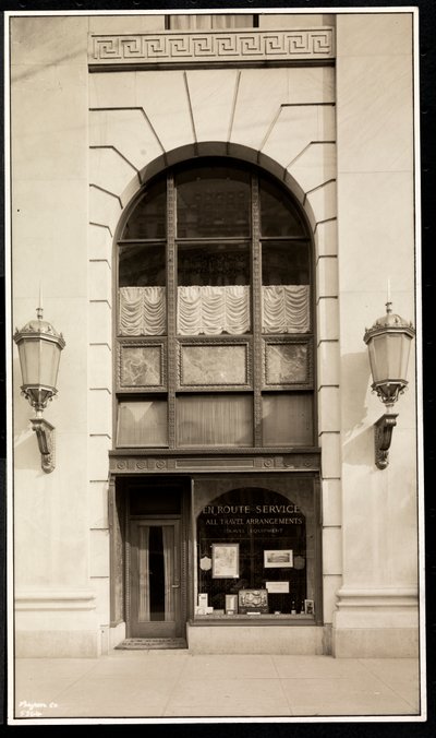 En Route Service，Inc。的店面，位于纽约第59街和第五大道萨沃伊广场酒店，1928年（银色明胶印刷） 作者 拜伦公司