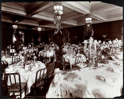 1902年Hotel Delmonico酒店的电子俱乐部宴会桌（银色明胶印刷） 作者 Byron Company