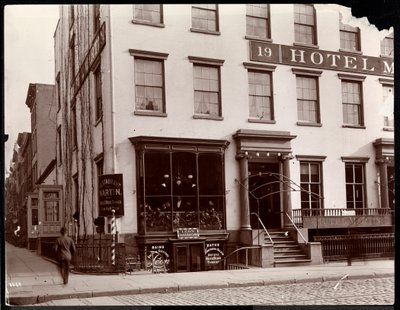The Hotel Martin at 19 Lafayette Place，New York，1896（银色明胶印刷） 作者 拜伦公司