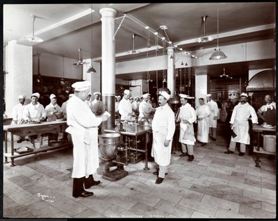 曼哈顿酒店的厨房，1902年（银色明胶印刷） 作者 Byron Company