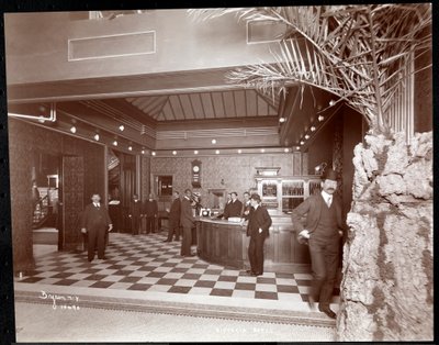维多利亚酒店的大堂和登记处，1900或1901年（银色明胶印刷） 作者 Byron Company