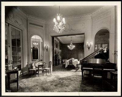1937年瑞吉酒店路易十六套房的音乐室（银色明胶印刷） 作者 Byron Company