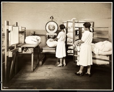 两名非洲裔美国妇女在1928年纽约东哈林区东128街111号Carolyn洗衣店称重洗衣袋（银色明胶印刷） 作者 Byron Company