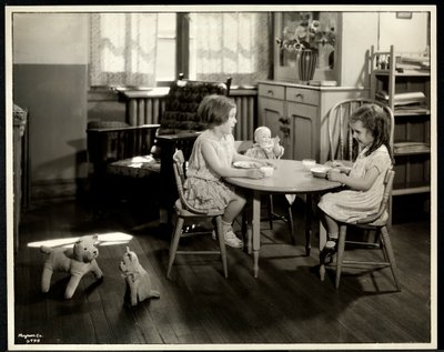 两名盲人视障女孩在1933年纽约东59街111号纽约盲人协会的一个小桌子上吃着玩具（银色明胶印刷品） 作者 Byron Company