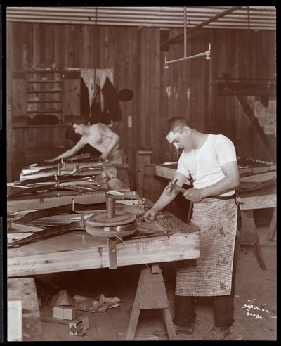 两名男子在哈灵顿钢琴公司工厂工作，1907年（银色明胶印刷） 作者 Byron Company