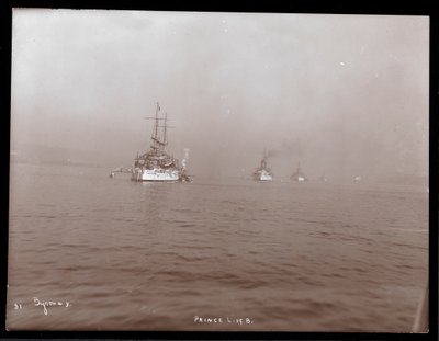 1905年巴特滕贝格王子路易斯访问期间，哈德逊河中的美国军舰大篷车的视图（银色明胶打印） 作者 拜伦公司