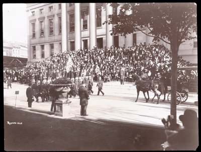 在布鲁克林警察游行，1897年（银色明胶打印）布鲁克林自治市镇大厅的台阶上人群的视图 作者 拜伦公司