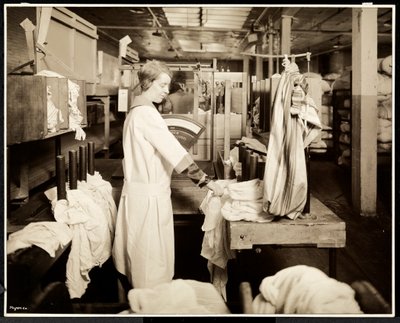 女性在1928年纽约东哈莱姆市第118街118号Carolyn洗衣店标记洗衣袋（银色明胶印刷） 作者 Byron Company