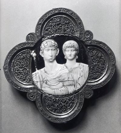 Cameo描绘了Honorius皇帝（395-423）和他的妻子Maria（象牙和金属）（另见189590） 作者 拜占庭