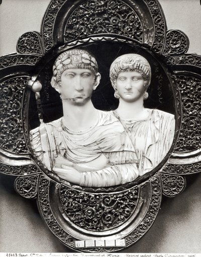 Cameo描绘了Honorius皇帝（395-423）和他的妻子Maria（象牙和金属）（另见189591） 作者 拜占庭