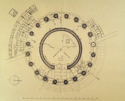 德国考古学家弗里德里希-拉科布（1931-2007）绘制的维斯塔或海格力斯-维克托神庙的平面图（图片）。 作者 JB 和 Brown J. 和 Rowbotham