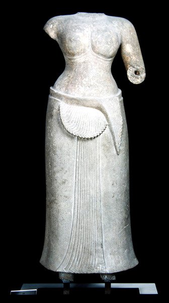 4至9世纪，柬埔寨罗鲁斯（Balou）的巴孔庙（Bakong Temple）中的女性神性（砂岩） 作者 柬埔寨语柬埔寨语