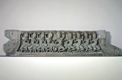 从吴哥城（Angkor Thom）的巴戎（Bayon），山饰显示九种跳舞芦笋，于12世纪晚期至13世纪初（砂岩） 作者 柬埔寨语柬埔寨语