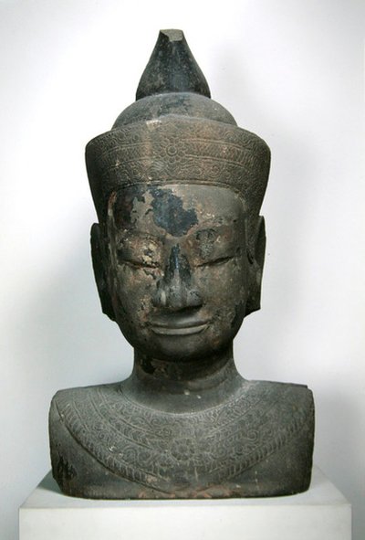 装饰佛胸; 15-16th ventury（砂岩） 作者 柬埔寨学派