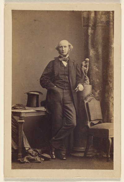 [不明身份男子站立，高帽放在桌上] 作者 卡米尔·西尔维（Camille Silvy）