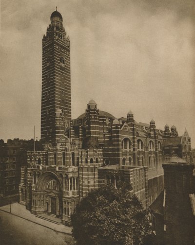 从阿什利广场看威斯敏斯特的红砖拜占庭大教堂》，约1935年。 作者 坎贝尔