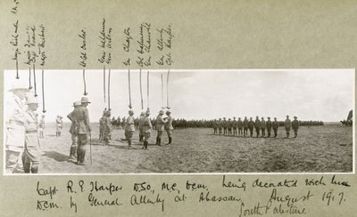 艾伦比将军于1917年8月在南巴勒斯坦阿巴桑举行的仪式上与DCM一起装饰哈珀船长 作者 上尉亚瑟·罗兹（Arthur Rhodes）