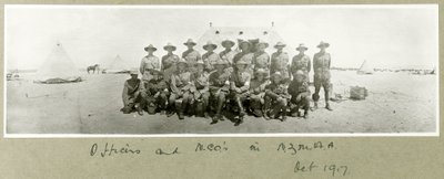 1917年10月，NZMAA的官员和NCO 作者 上尉亚瑟·罗兹（Arthur Rhodes）