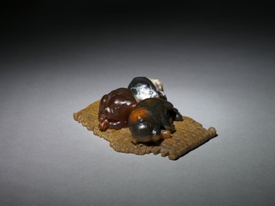 1800年代末-1900年代初的垫子上的小狗 作者 卡尔·法贝热