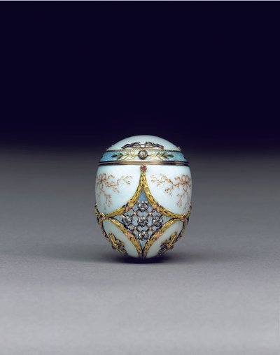 罕见的镶有宝石的两色鸡蛋bonbonnière，1896-1908年 作者 卡尔·法贝热