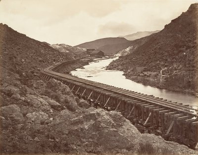 尤里卡石英磨坊和水槽，内华达州，1875年，约1876年印刷。 作者 卡尔顿·埃蒙斯·沃特金斯