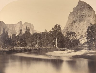 河流景观，顺着山谷，大教堂岩石在左边，1861年，优胜美地。 作者 卡尔顿·埃蒙斯·沃特金斯