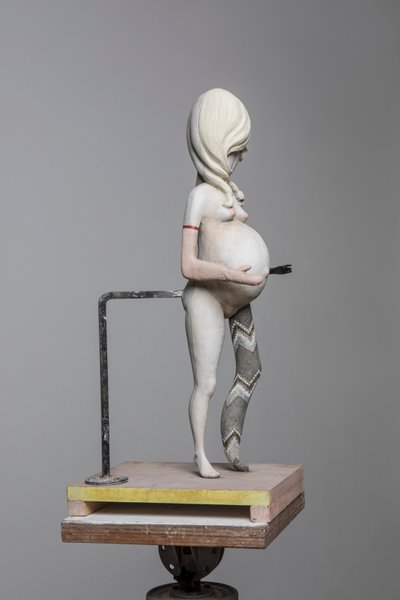 德加玩偶 1，2017 年（彩绘树脂、钢、木） 作者 凯西·皮尔金顿
