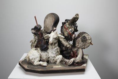 救援即将到达，2010 年（木材、石膏、粘土、织物、油漆） 作者 凯西·皮尔金顿