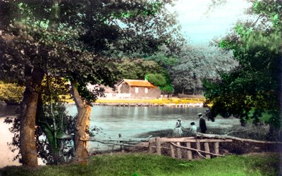 1926年，北约克郡惠特比的Ruswarp Dam。 作者 Cavenders有限公司