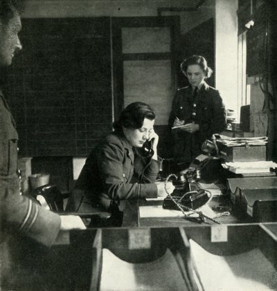 车站情报室，c1943。 作者 塞西尔·比顿（Cecil Beaton）