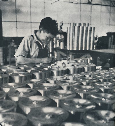 学徒用显微镜测试活塞的硬度，1941年 作者 塞西尔·比顿（Cecil Beaton）