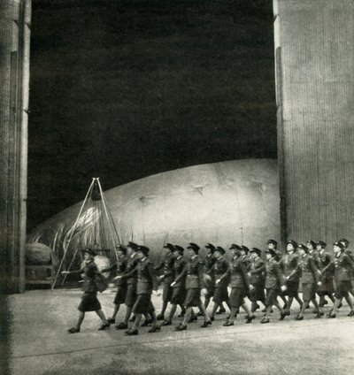 在气球中心，c1943。 作者 塞西尔·比顿（Cecil Beaton）