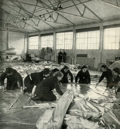 气球织物工人，c1943。 作者 塞西尔·比顿（Cecil Beaton）