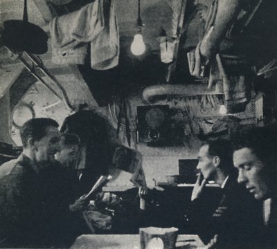 1941年，功能性地在餐厅甲板上使用 作者 塞西尔·比顿（Cecil Beaton）